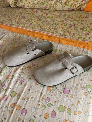 Sandalias tipo zueco beige con correa
