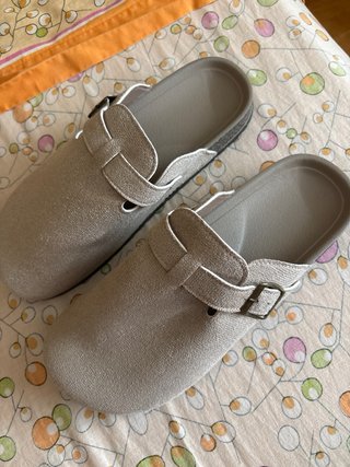 Sandalias tipo zueco beige con correa