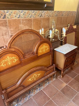 Conjunto cabecero, mesilla y lámpara