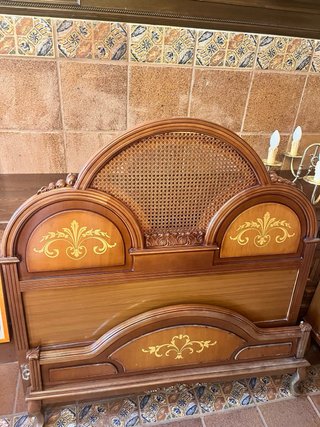 Conjunto cabecero, mesilla y lámpara