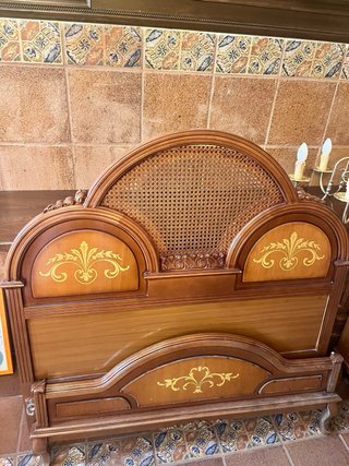 Conjunto cabecero, mesilla y lámpara