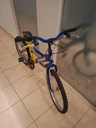 Bicicleta infantil amarilla y azul
