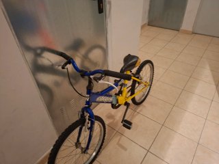 Bicicleta infantil amarilla y azul
