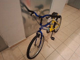 Bicicleta infantil amarilla y azul