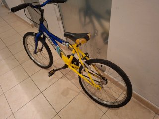 Bicicleta infantil amarilla y azul