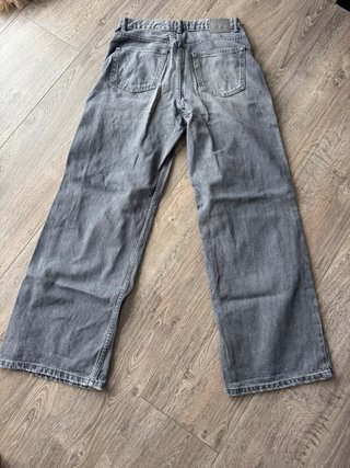Pantalón vaquero ancho gris