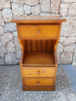 Mesita de noche de madera