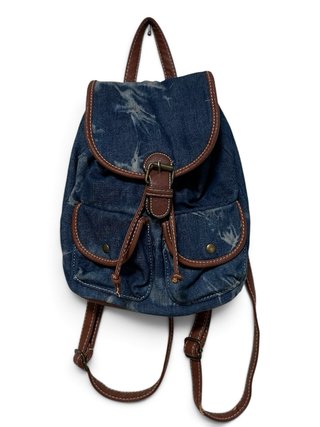 Mochila de mezclilla con detalles en piel