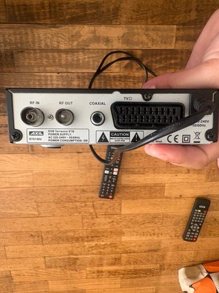2 Decodificadores de TV con Mandos y Cables