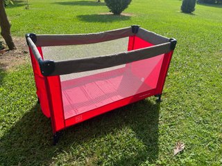 Cuna de viaje plegable roja