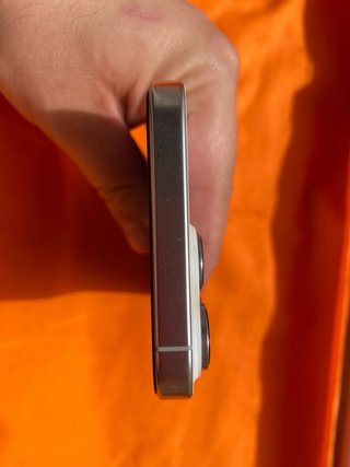 iPhone 16 Pro Max con accesorios