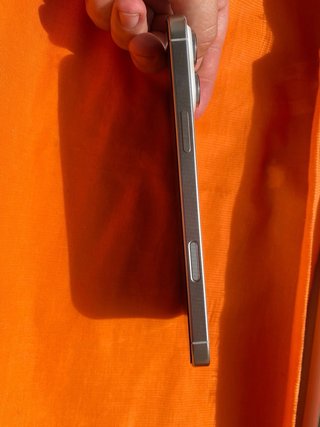 iPhone 16 Pro Max con accesorios