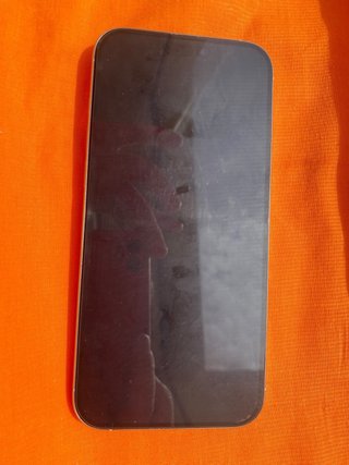 iPhone 16 Pro Max con accesorios