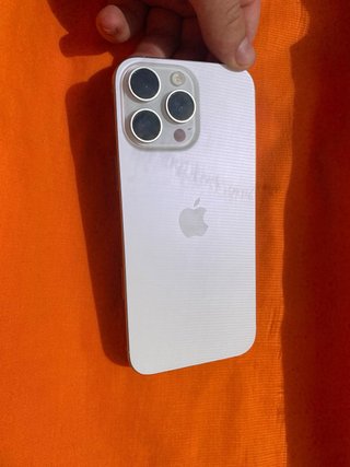 iPhone 16 Pro Max con accesorios