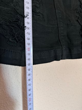 Falda negra desgastada