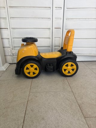 Triciclo infantil amarillo y negro