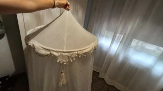 Dosel de cama blanco con pompones