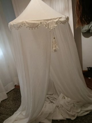 Dosel de cama blanco con pompones