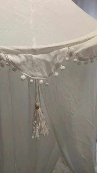 Dosel de cama blanco con pompones