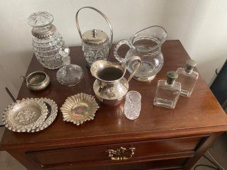 Juego de antigüedades de cristal y alpaca