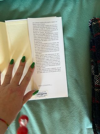 Libro nuovo le rose a dicembre