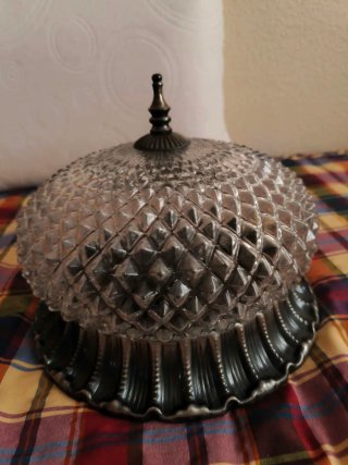Plafón antiguo de techo. plateado viejo y cristal