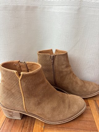 Botines de ante perforados beige