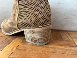 Botines de ante perforados beige