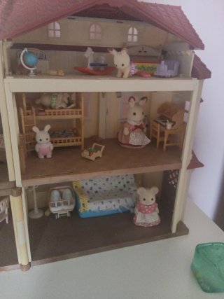 Casa Sylvanian Families con Muñecos y Accesorios