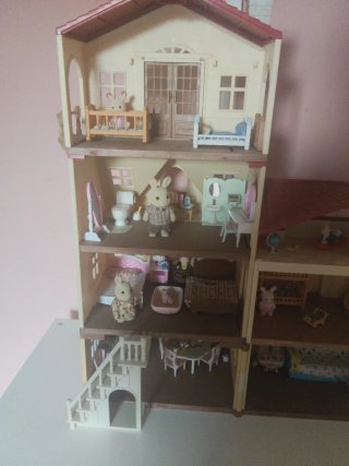 Casa Sylvanian Families con Muñecos y Accesorios
