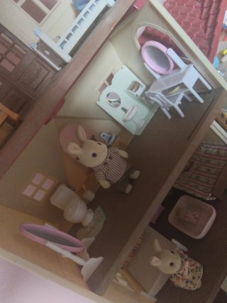Casa Sylvanian Families con Muñecos y Accesorios