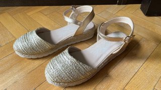 Sandalias doradas esparto
