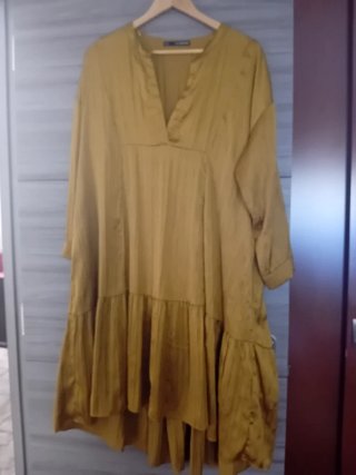 Vestido verde oliva, tela satinada usado una vez