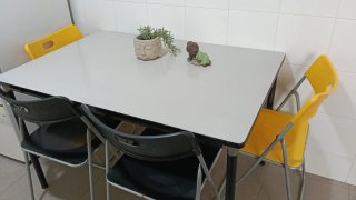 Conjunto Mesa y 4 Sillas de Cocina