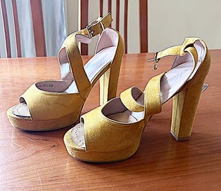 Zapatos de tacón de verano amarillos