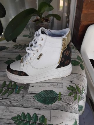Botines Guess Plataforma Dorados y Blancos