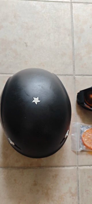 Casco de esquí negro con estrellas