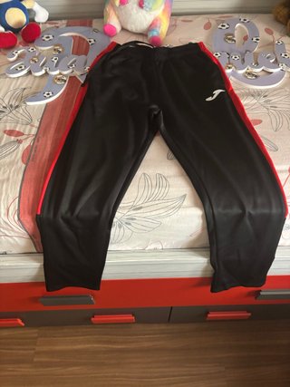 Pantalón deportivo Joma negro y rojo