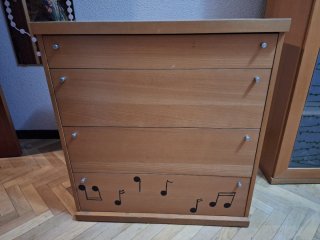 Cómoda de madera con notas musicales