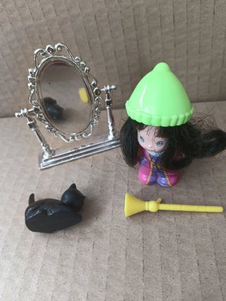 Figura Pinypon Brujita con Espejo
