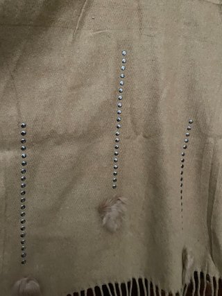 Estola beige con borlones y pedrería