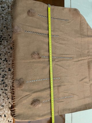 Estola beige con borlones y pedrería