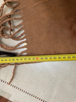 Estola beige con borlones y pedrería