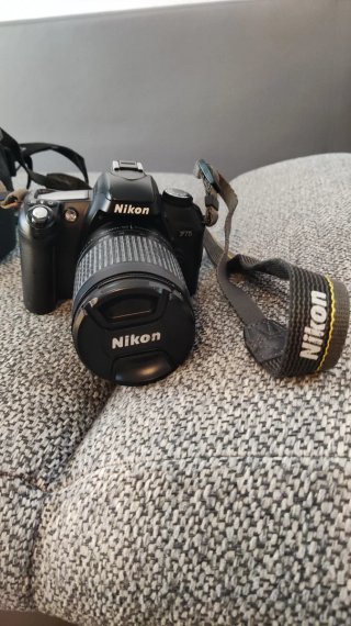 Cámara Analógica Nikon F75 con Objetivo