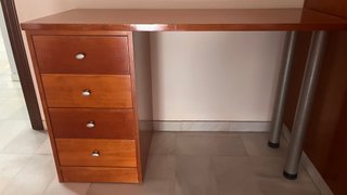 Scrivania in legno massello con gambe in metallo