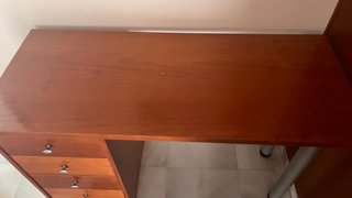 Scrivania in legno massello con gambe in metallo