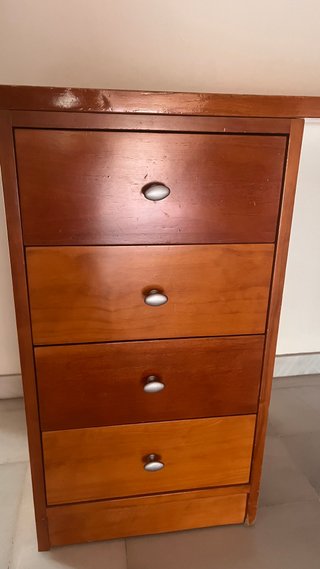 Scrivania in legno massello con gambe in metallo