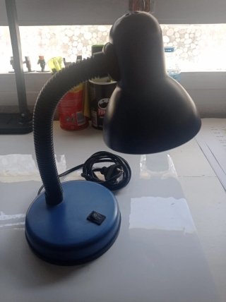 Lámpara de escritorio azul y negra