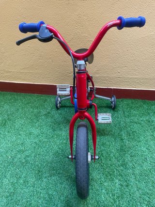 Bicicleta Infantil Roja con Ruedines