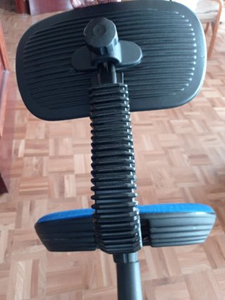 Silla de oficina azul y negra